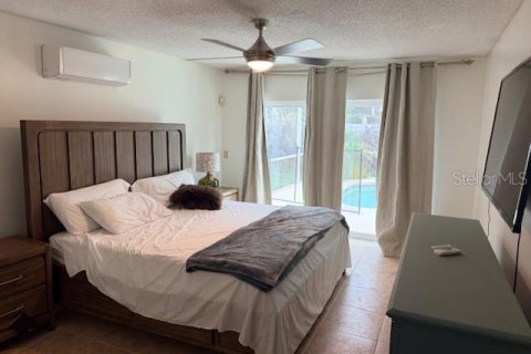 House in Davenport, Florida 5 bedrooms, 210.8 sq.m. № 2120719 - photo 1
