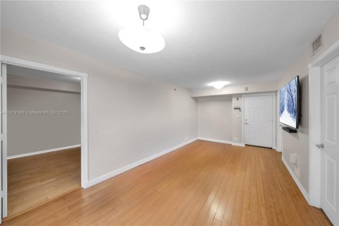 Condo in Miami, Florida, 2 bedrooms  № 1927790 - photo 4