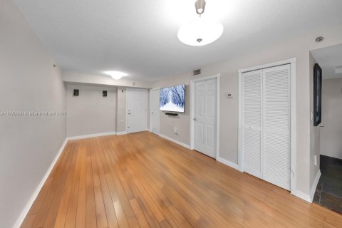 Condo in Miami, Florida, 2 bedrooms  № 1927790 - photo 3