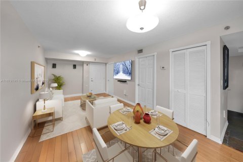 Condo in Miami, Florida, 2 bedrooms  № 1927790 - photo 1