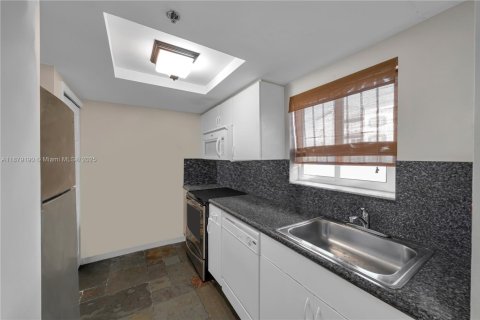 Condo in Miami, Florida, 2 bedrooms  № 1927790 - photo 5