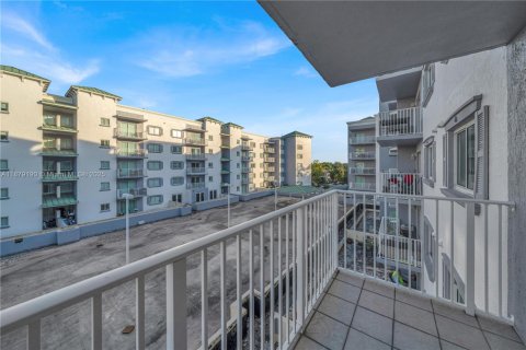 Condo in Miami, Florida, 2 bedrooms  № 1927790 - photo 11