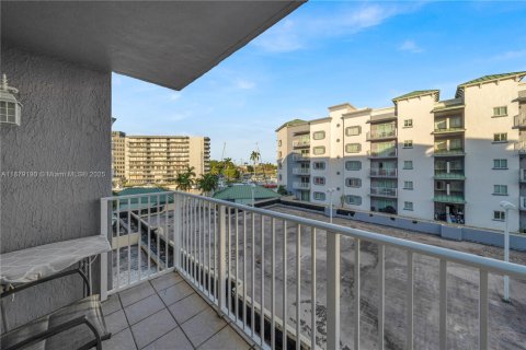 Condo in Miami, Florida, 2 bedrooms  № 1927790 - photo 10