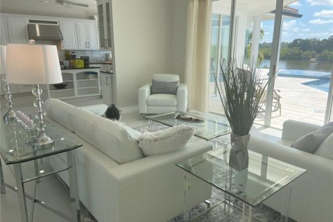 House in New Port Richey, Florida 3 bedrooms, 297.38 sq.m. № 1793895 - photo 2