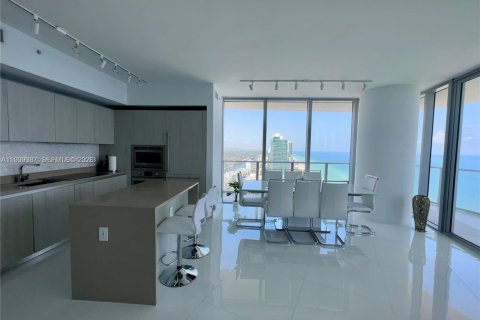 Condo in Hollywood, Florida, 2 bedrooms  № 2059988 - photo 2