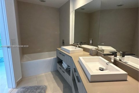 Condo in Hollywood, Florida, 2 bedrooms  № 2059988 - photo 22