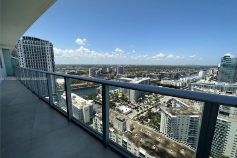 Condo in Hollywood, Florida, 2 bedrooms  № 2059988 - photo 11