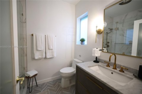 Villa ou maison à louer à Miami, Floride: 2 chambres, 105.54 m2 № 2273401 - photo 24