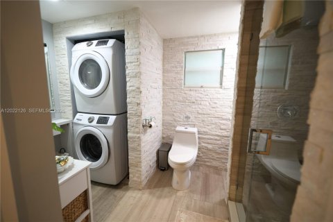 Villa ou maison à louer à Miami, Floride: 2 chambres, 105.54 m2 № 2273401 - photo 29