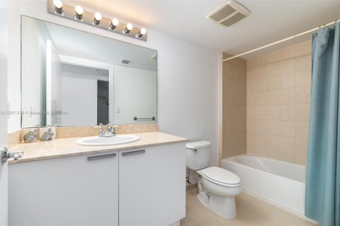 Condo in Sunny Isles Beach, Florida, 2 bedrooms  № 1859948 - photo 22