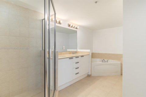 Condo in Sunny Isles Beach, Florida, 2 bedrooms  № 1859948 - photo 16