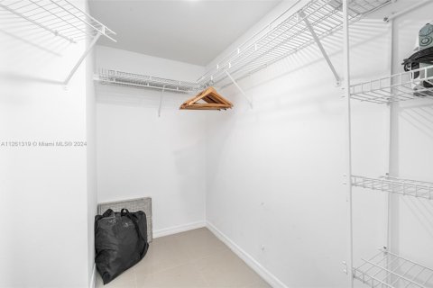 Condo in Sunny Isles Beach, Florida, 2 bedrooms  № 1859948 - photo 23