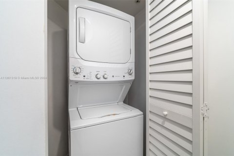 Condo in Sunny Isles Beach, Florida, 2 bedrooms  № 1859948 - photo 26