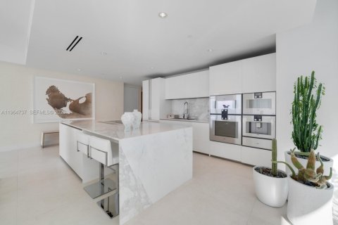 Condo in Bal Harbour, Florida, 2 bedrooms № 2081141 - photo 12