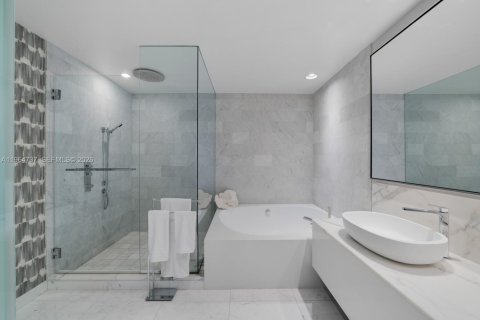 Condo in Bal Harbour, Florida, 2 bedrooms № 2081141 - photo 20