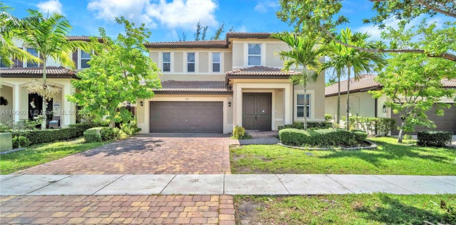 House in Homestead, Florida 6 bedrooms, 282.42 sq.m. № 1956842