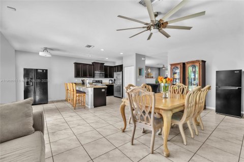 House in Homestead, Florida 6 bedrooms, 282.42 sq.m. № 1956842 - photo 10