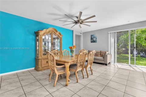 House in Homestead, Florida 6 bedrooms, 282.42 sq.m. № 1956842 - photo 9