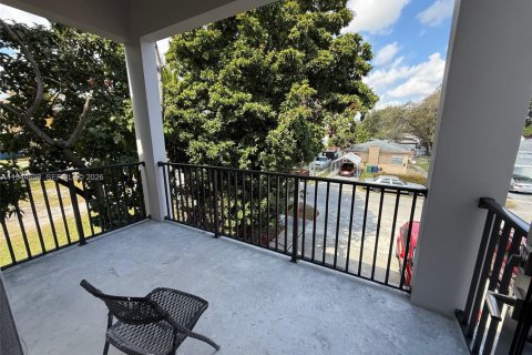 Commercial property in Miami, Florida 271.27 sq.m. № 2152832 - photo 2