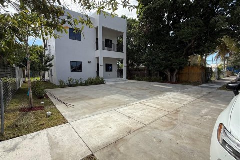 Commercial property in Miami, Florida 271.27 sq.m. № 2152832 - photo 1
