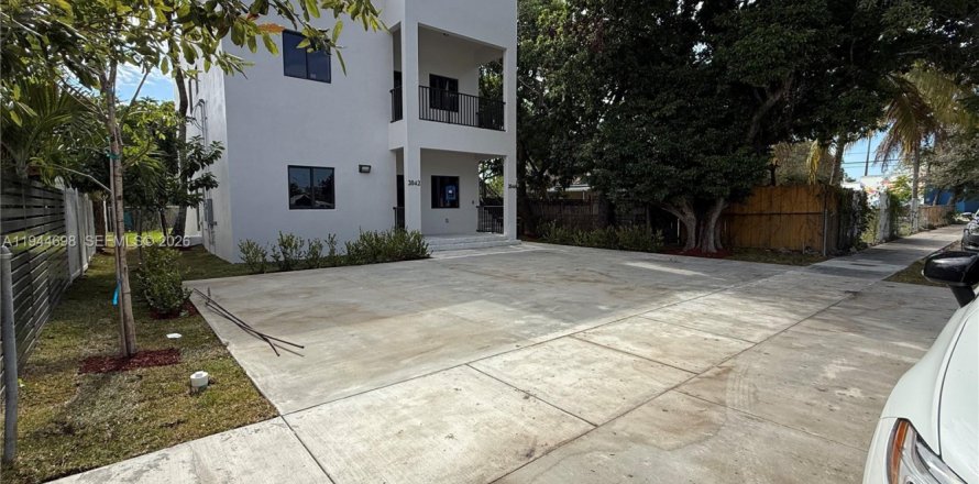 Commercial property in Miami, Florida 271.27 sq.m. № 2152832