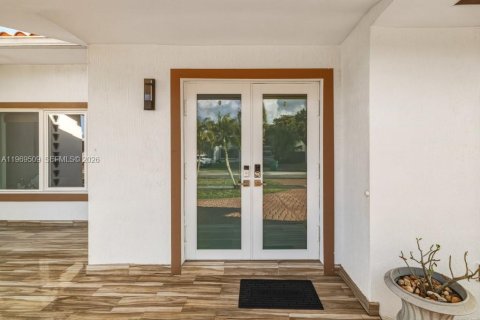 House in Miami, Florida 4 bedrooms, 226.22 sq.m. № 2178640 - photo 15