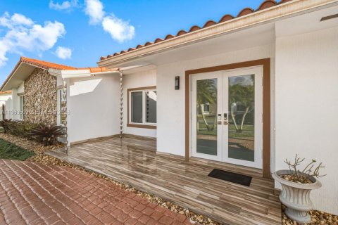 House in Miami, Florida 4 bedrooms, 226.22 sq.m. № 2178640 - photo 14
