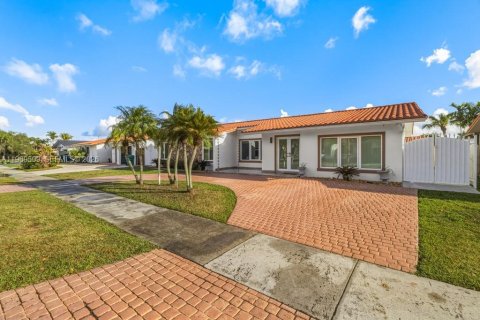 House in Miami, Florida 4 bedrooms, 226.22 sq.m. № 2178640 - photo 10