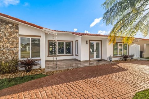 House in Miami, Florida 4 bedrooms, 226.22 sq.m. № 2178640 - photo 13