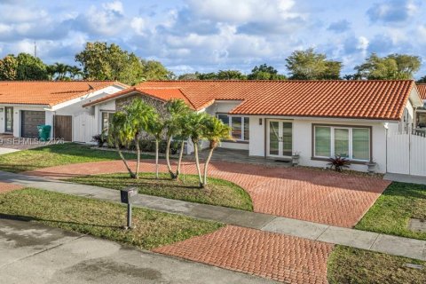 House in Miami, Florida 4 bedrooms, 226.22 sq.m. № 2178640