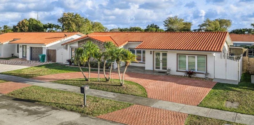 House in Miami, Florida 4 bedrooms, 226.22 sq.m. № 2178640