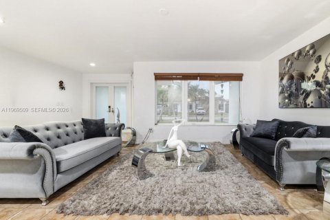 House in Miami, Florida 4 bedrooms, 226.22 sq.m. № 2178640 - photo 16