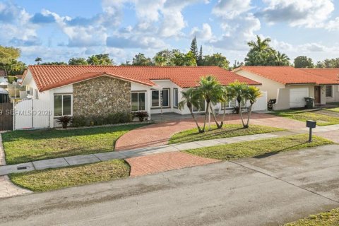 House in Miami, Florida 4 bedrooms, 226.22 sq.m. № 2178640 - photo 2