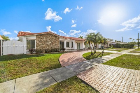 House in Miami, Florida 4 bedrooms, 226.22 sq.m. № 2178640 - photo 12