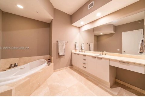 Condo in North Miami, Florida, 3 bedrooms  № 1828674 - photo 10