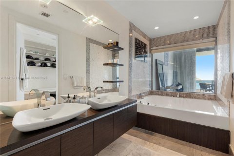 Copropriété à louer à Miami, Floride: 2 chambres, 139.35 m2 № 1874955 - photo 12