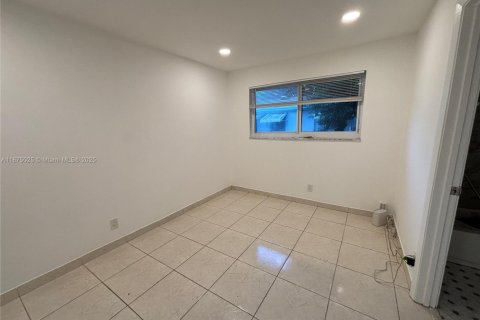 House in Hollywood, Florida 1 bedroom, 470.27 sq.m. № 1926001 - photo 2