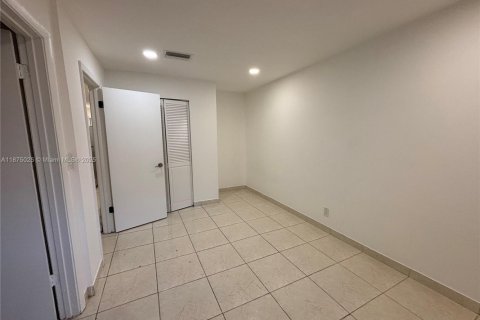 House in Hollywood, Florida 1 bedroom, 470.27 sq.m. № 1926001 - photo 1