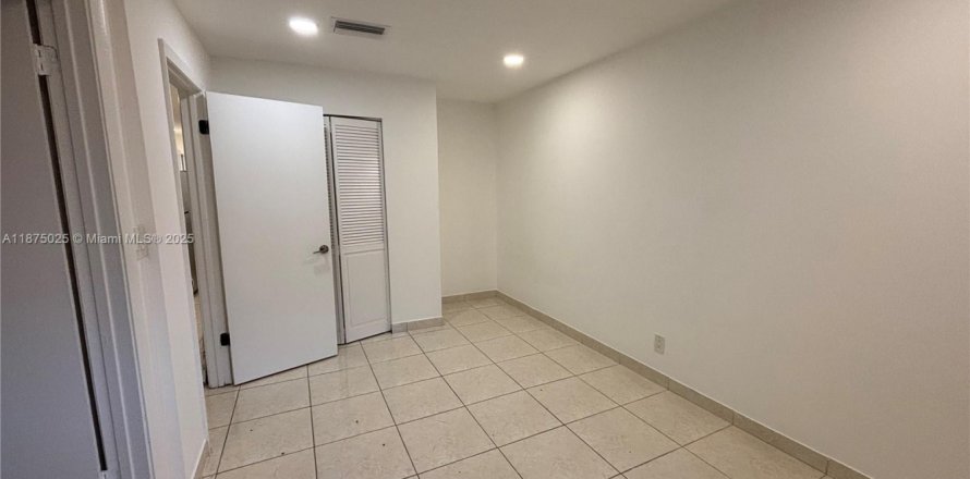 House in Hollywood, Florida 1 bedroom, 470.27 sq.m. № 1926001