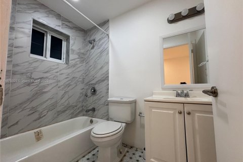 House in Hollywood, Florida 1 bedroom, 470.27 sq.m. № 1926001 - photo 7