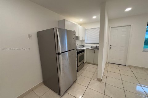 House in Hollywood, Florida 1 bedroom, 470.27 sq.m. № 1926001 - photo 5