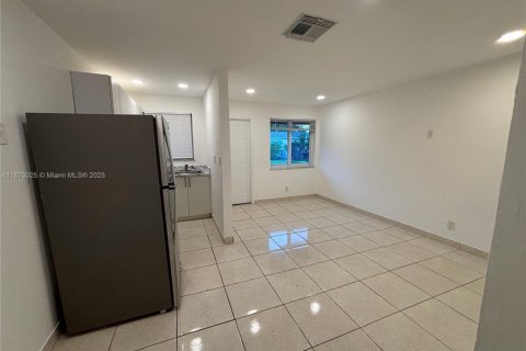 House in Hollywood, Florida 1 bedroom, 470.27 sq.m. № 1926001 - photo 4