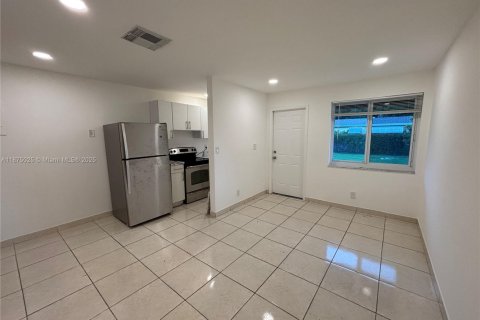 House in Hollywood, Florida 1 bedroom, 470.27 sq.m. № 1926001 - photo 6