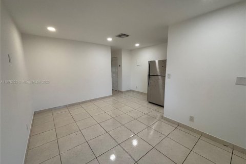 House in Hollywood, Florida 1 bedroom, 470.27 sq.m. № 1926001 - photo 3