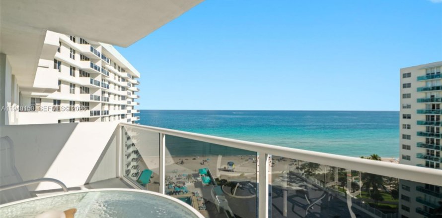 Condominio en Hollywood, Florida, 2 dormitorios  № 2000391