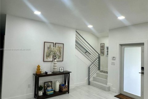 House in Miami, Florida 4 bedrooms, 203.73 sq.m. № 1943670 - photo 13