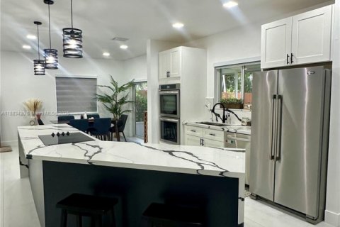 House in Miami, Florida 4 bedrooms, 203.73 sq.m. № 1943670 - photo 3