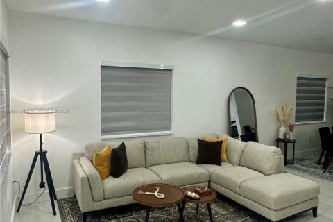 House in Miami, Florida 4 bedrooms, 203.73 sq.m. № 1943670 - photo 5