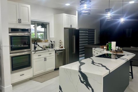 House in Miami, Florida 4 bedrooms, 203.73 sq.m. № 1943670 - photo 2