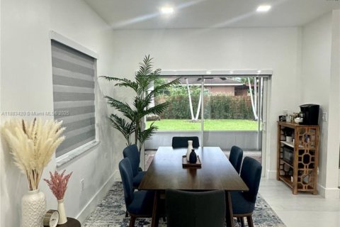 House in Miami, Florida 4 bedrooms, 203.73 sq.m. № 1943670 - photo 7